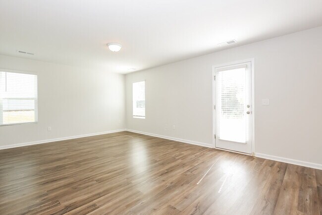 Foto del edificio - 242 Kelly Farm Rd
