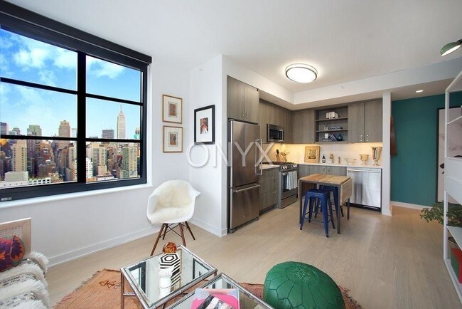 Building Photo - 515 W 38th St