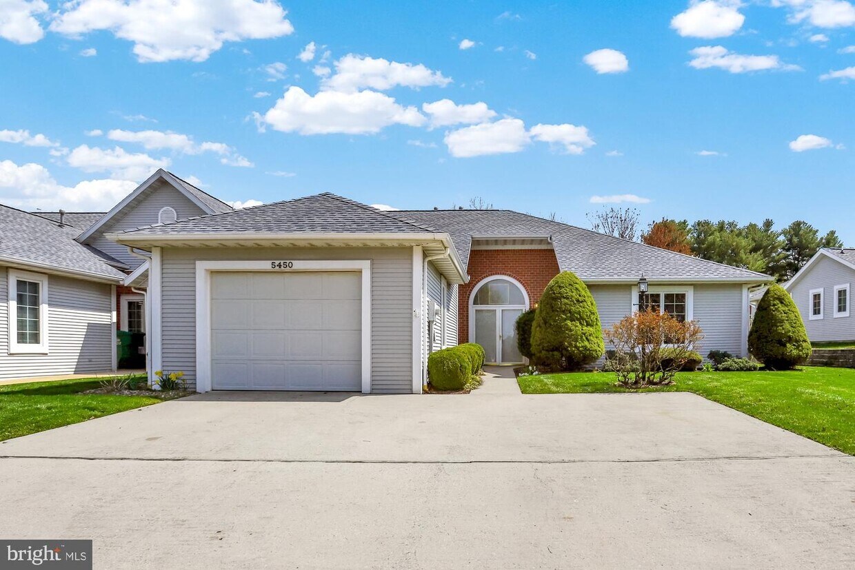 Foto principal - 5450 Fairway Dr W