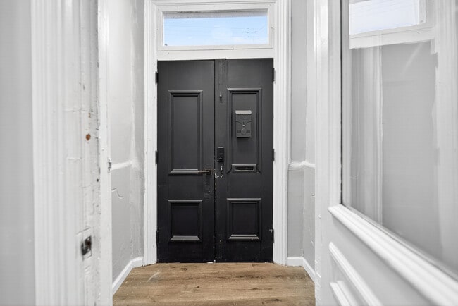 Building Photo - 517 Armandale St