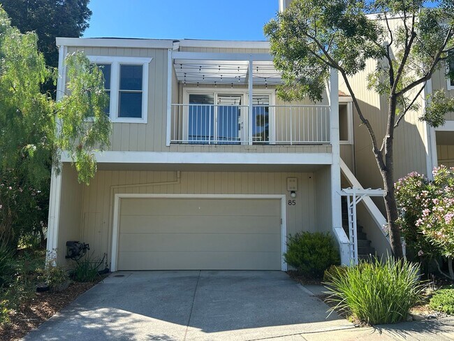 Building Photo - Updated Two Bedroom Townhome