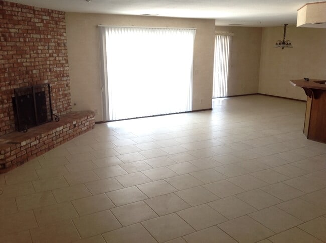 Building Photo - 3 BEDROOM HOME IN SPRING VALLEY LAKE!