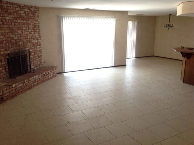 Foto del edificio - 3 BEDROOM HOME IN SPRING VALLEY LAKE!