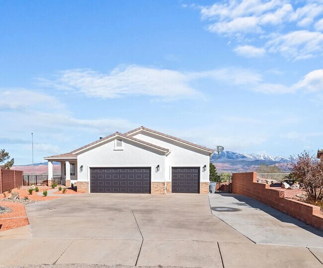 Garage - 2280 W Vista Ct