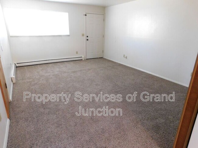 Building Photo - 2860 Elm Cir