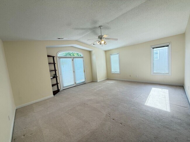 Foto del edificio - Luxury 3-Story Home Near Chic’s Beach with Water Views & Private Decks
