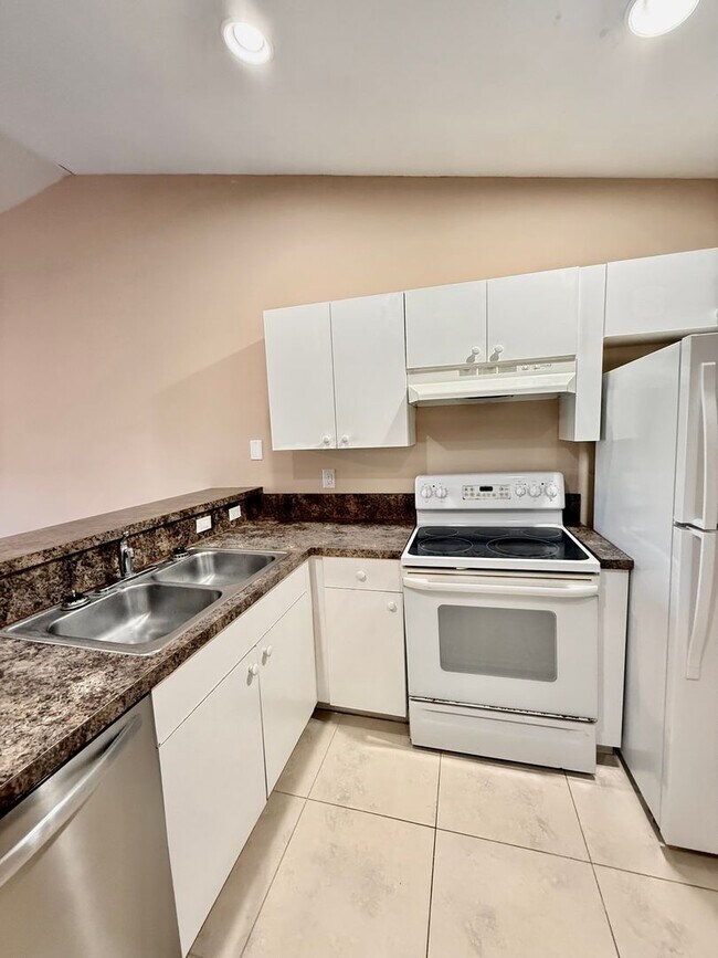 Foto del edificio - Central located 3 bed 2 bath duplex- 1 car garage