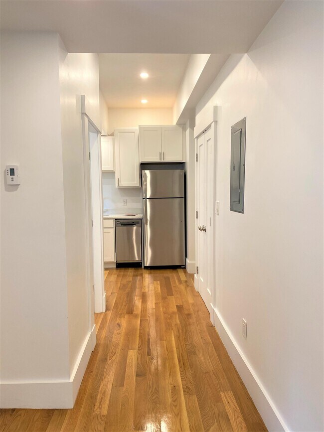 Foto del edificio - 32 Robinwood Ave