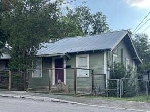 Building Photo - 420 Benton St