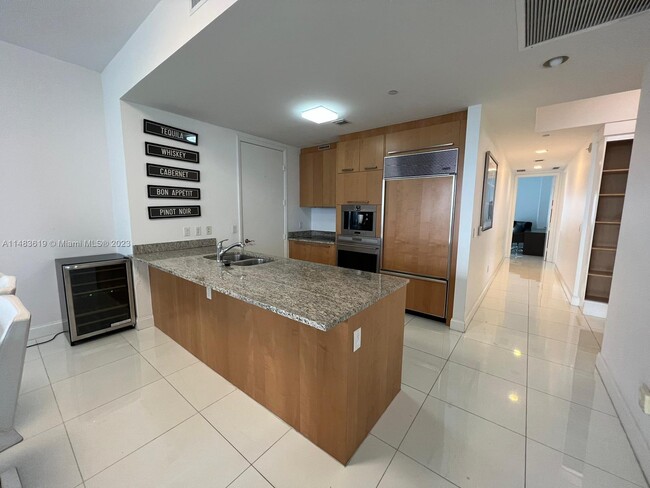 Building Photo - 15811 Collins Ave