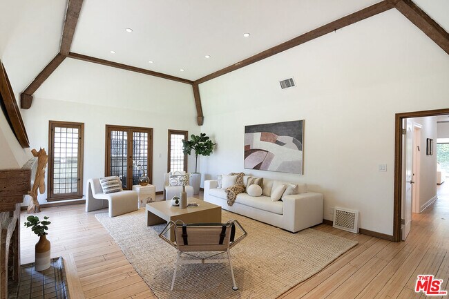 Building Photo - 137 N Poinsettia Pl