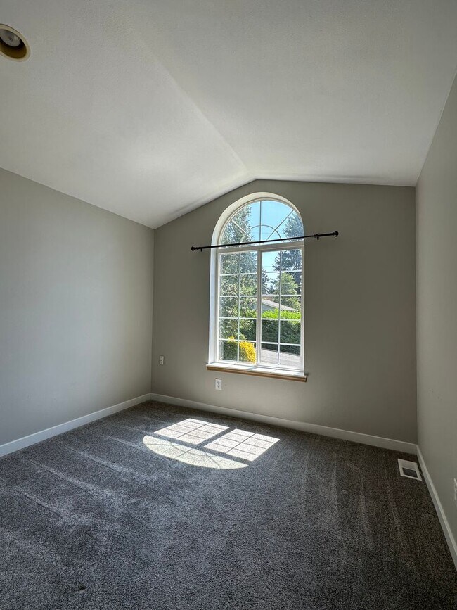 Foto del edificio - Beautiful Bonney Lake Inlet Isle Tri-Level 3 bed 2.5 bath Home!