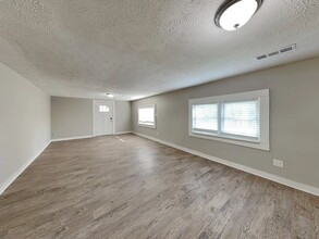 Building Photo - 548 Rustic Rd