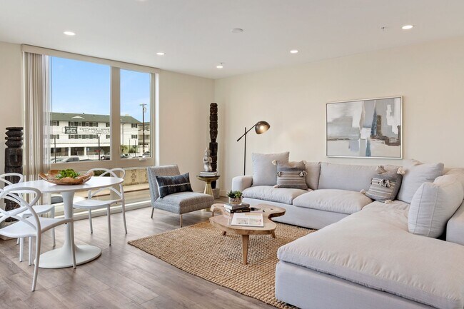 Foto del edificio - AVAILABLE JUNE~ PRISTINE LUXURY BEACH CONDO! 4BD/4BA - 1 Block to the Beach! FOR $7,895.00/mo!