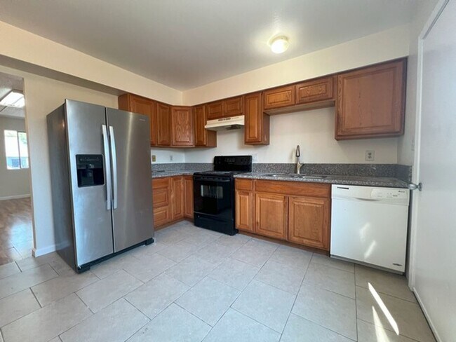 Foto del edificio - Three Bedroom Two and half Bathroom Tri...
