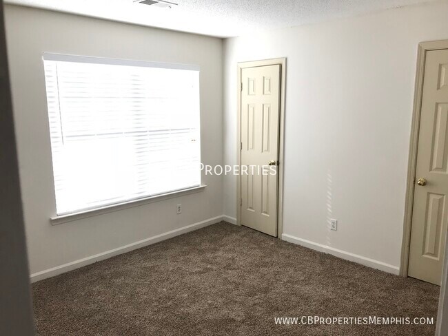 Foto del edificio - Huge 3 Bdrm - 3 bath Home in quiet neighbo...