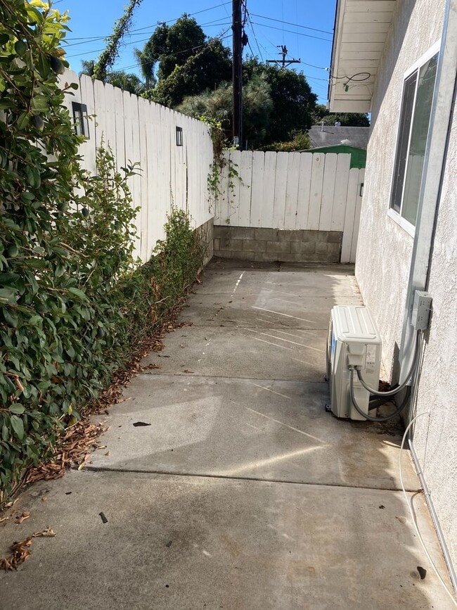 Building Photo - Studio for Rent