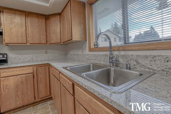 Building Photo - Great Location! 3 Bed/2 Bath Ranch Style H...