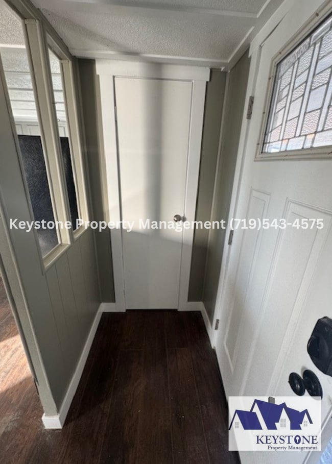 Building Photo - Horse Lover's Dream, Complete With Stable and Corral! 3 Bedroom/1 Bathroom Home $1400/$1400