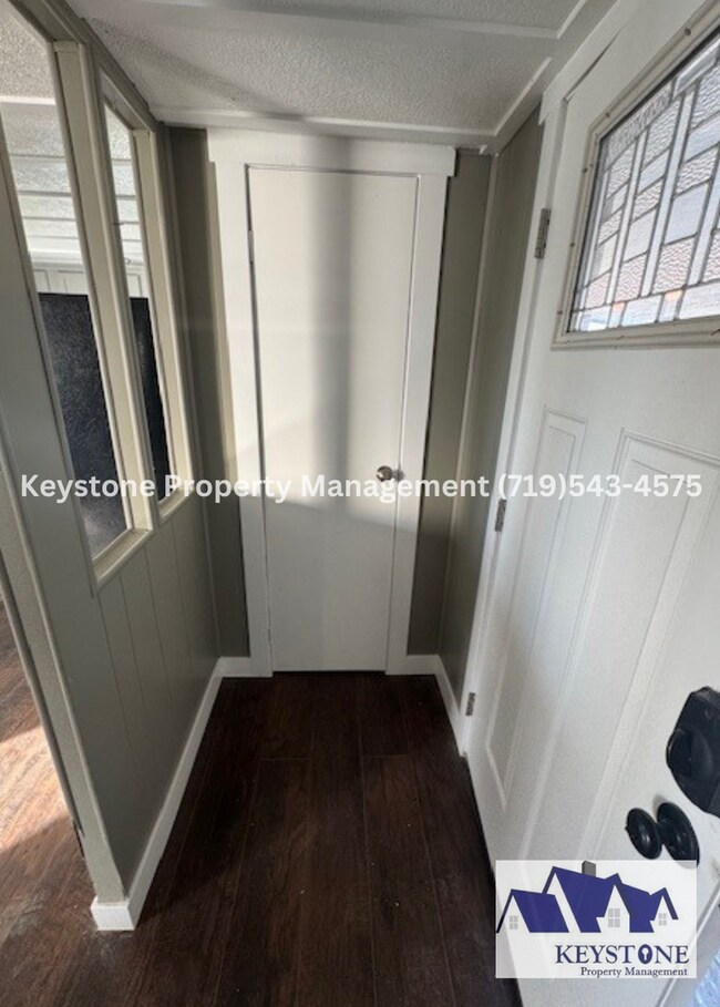 Foto del edificio - Horse Lover's Dream, Complete With Stable and Corral! 3 Bedroom/1 Bathroom Home $1400/$1400