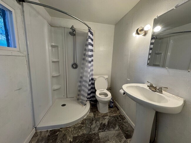 Foto del edificio - Private 2 Bed / 1 Bath Furnished Bungalow – Tucked Away & Move-In Ready – $1,300/Month