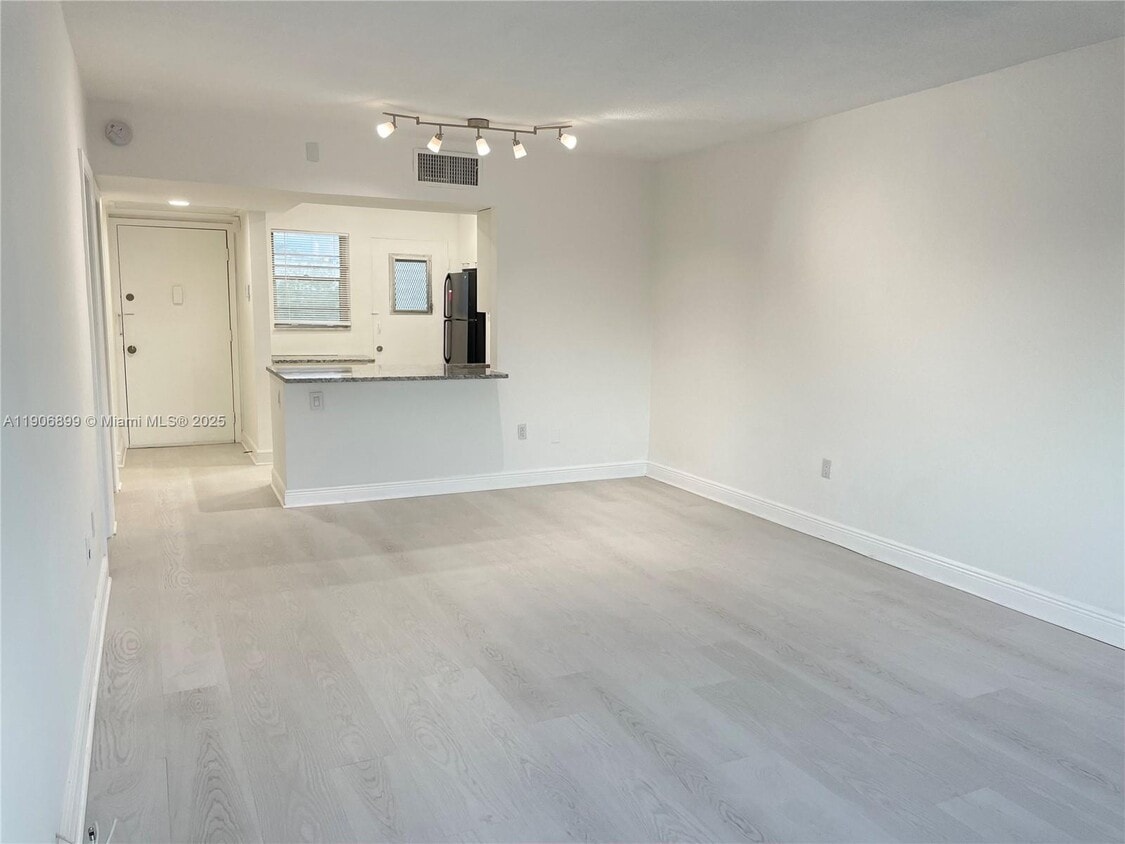 Foto principal - 2810 NE 201st Terrace