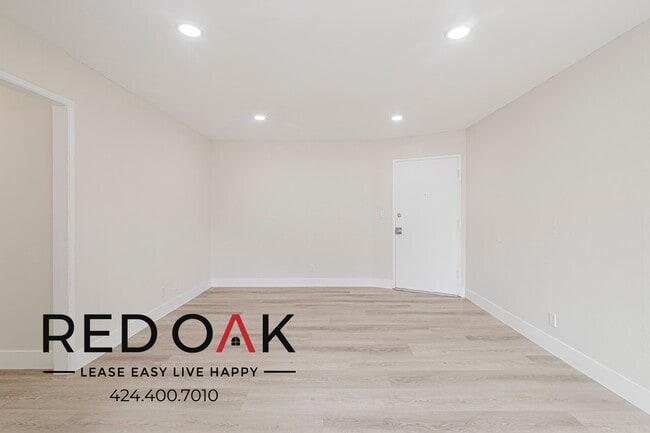 Foto del edificio - 7350 Hazeltine Ave