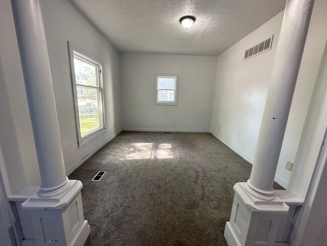 Building Photo - 4 bedroom / 2 bath home with lots of room!
