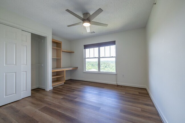 Foto del edificio - Renovated Condo in Harts Cove!