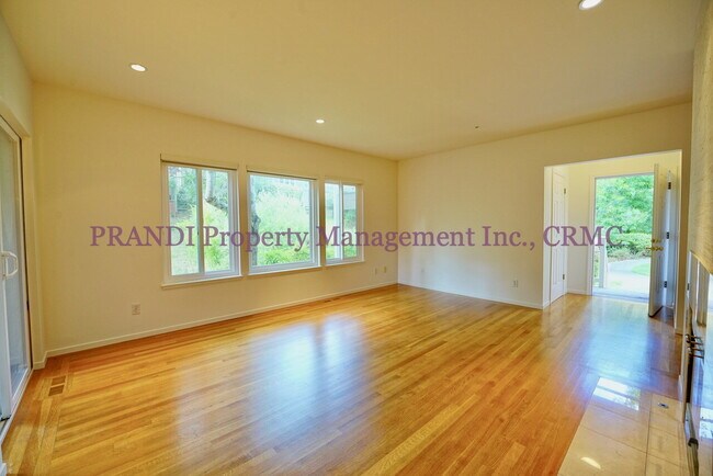Foto del edificio - Modern Ground Floor Condo with 2 Car Garage!
