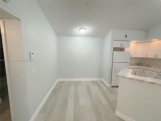 Foto del edificio - 3310 Pinewalk Dr N