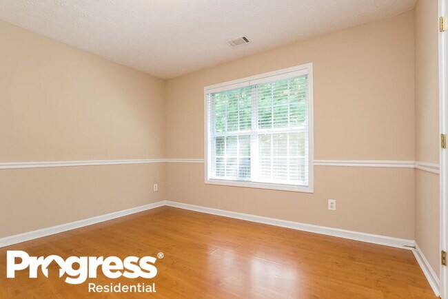 Building Photo - 680 Castlebrooke Dr SE
