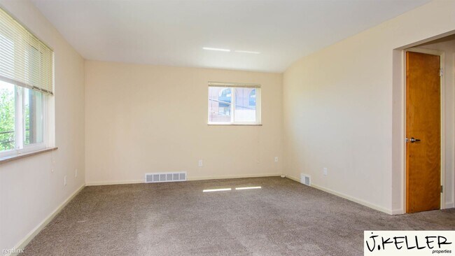 Foto del edificio - 2 br, 1 bath Duplex - 301 Potter Ave #2