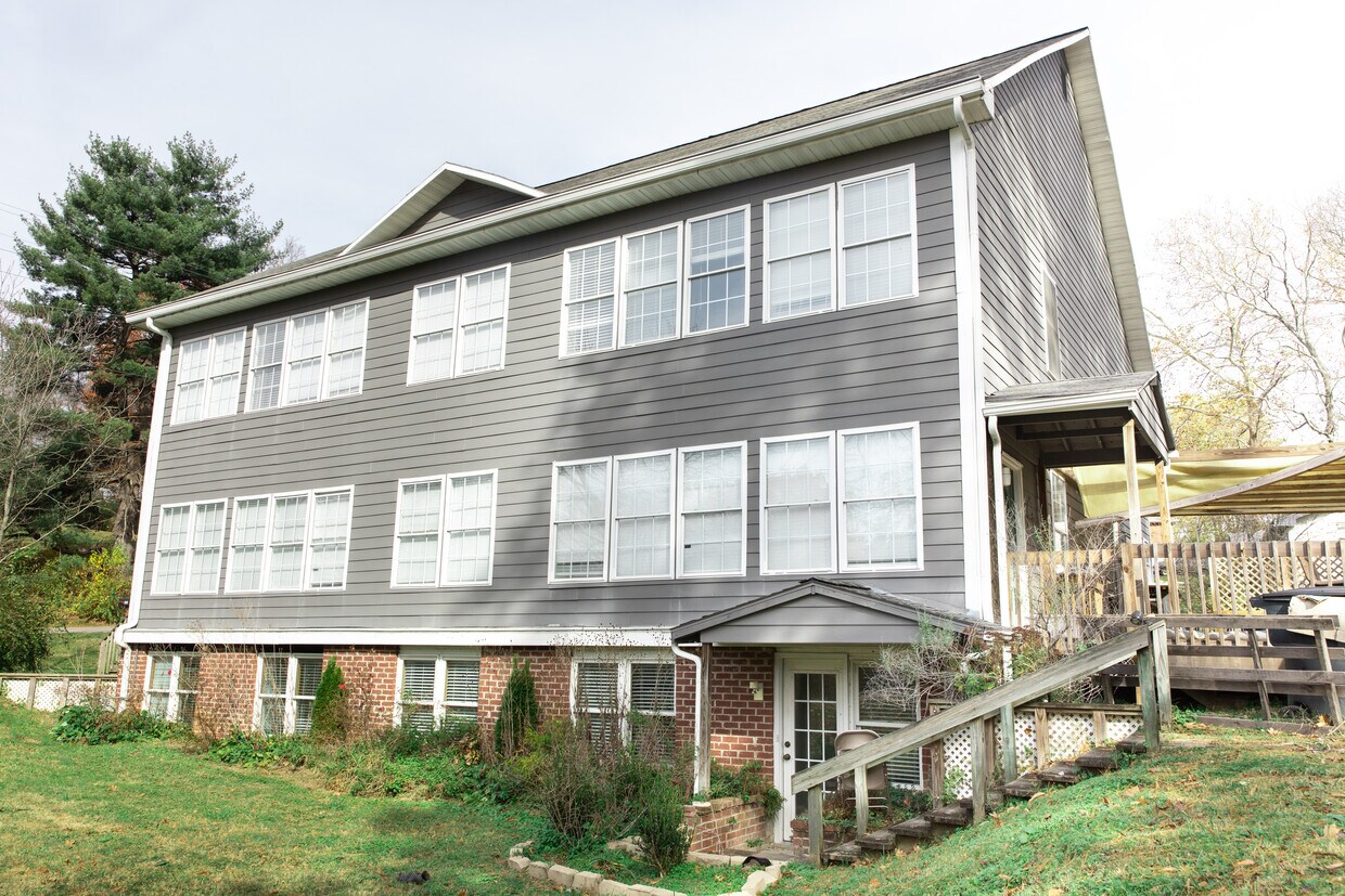 Primary Photo - 430 Bunkerhill Dr