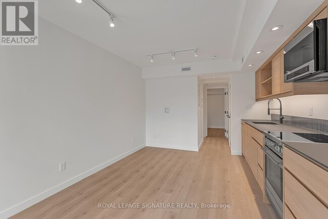 Photo du bâtiment - 1254-1254 Davenport Rd