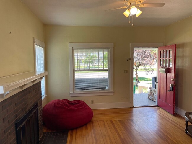 Building Photo - Victorian 4BD - Walking distance from Colo...