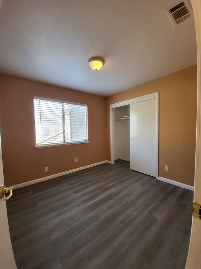 Foto del edificio - Beautiful home well maintained 4 Bedroom 3...