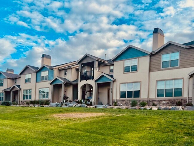 Foto del edificio - 4-Bedroom Herriman Townhome w/2-car Garage