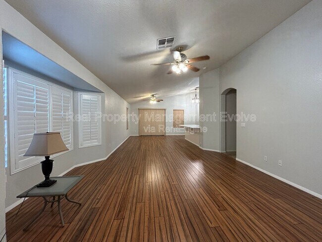 Foto del edificio - 16036 N 11th Ave