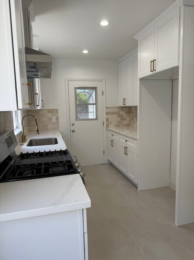 Building Photo - 11610 Oxnard St