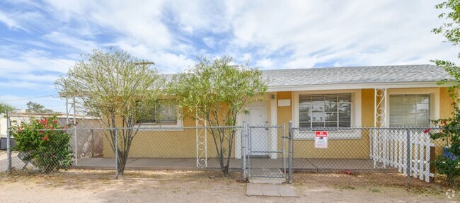 Building Photo - 516 N Roosevelt Ave