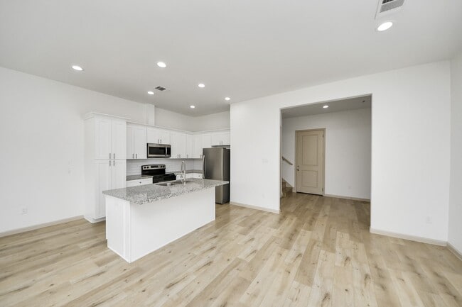 Building Photo - 2119 Esther Dr