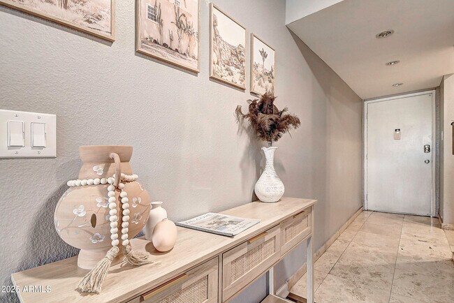 Foto del edificio - 7625 E Camelback Rd