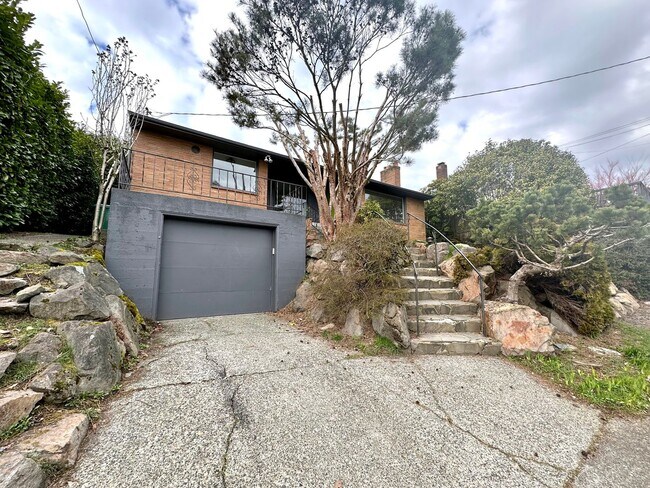 Foto del edificio - Highly Desirable Bryant home. 3 bed, 2 bath, + media room +office/work out!!!! Location Location ...