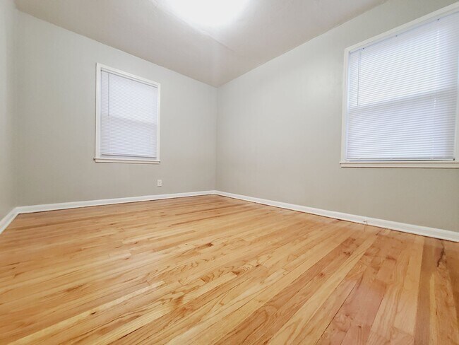 Foto del edificio - Nicely Updated 2 Bed 1 Bath w/ Garage!