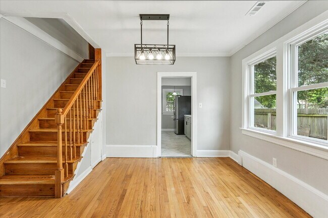 Foto del edificio - "Charming 3-Bedroom Retreat with 2 Full Baths in Hampton – Spacious 1494 Sq Ft Gem!"