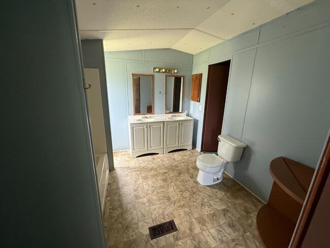 Building Photo - 43489 Claxton Cir