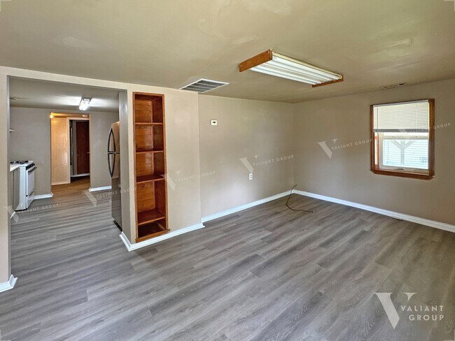 Building Photo - Two Bedroom, One Bathroom Home