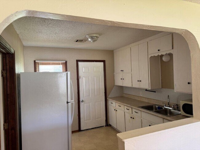 Foto del edificio - 3 bed 1 bath!