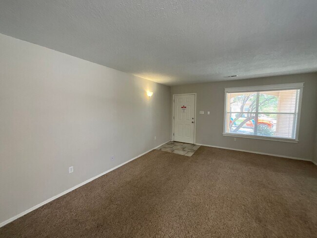 Foto del edificio - 4 Bedroom Home Available Near McMahon Blvd...